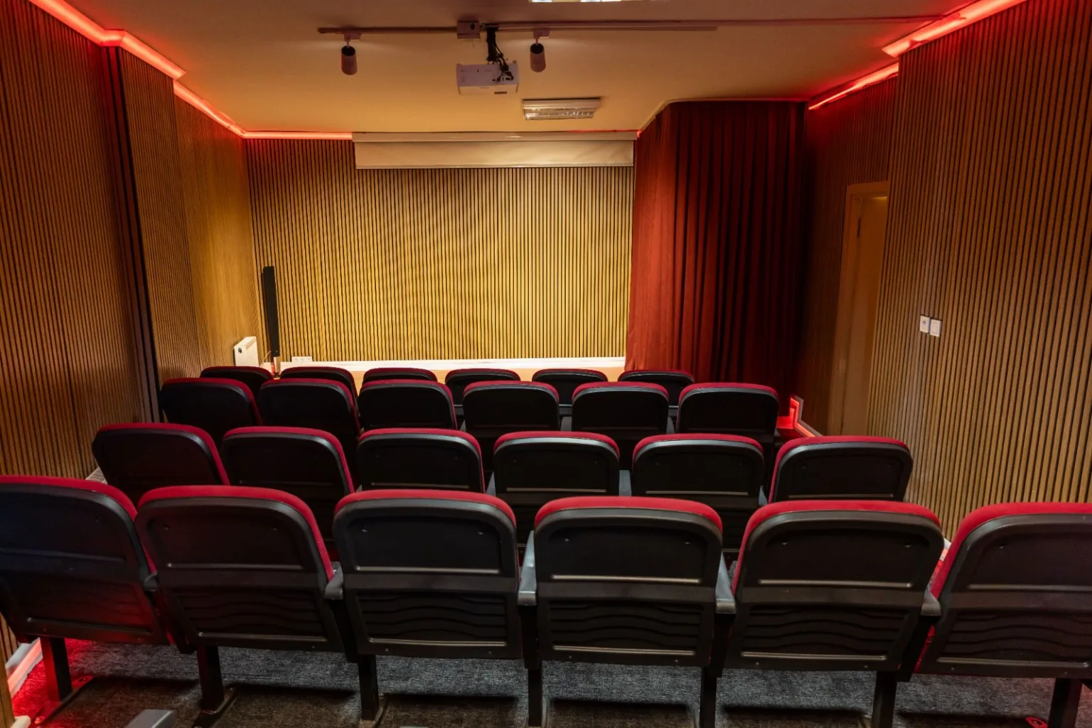 Holly Sahne 40 kişilik tiyatro ve konferans salonu