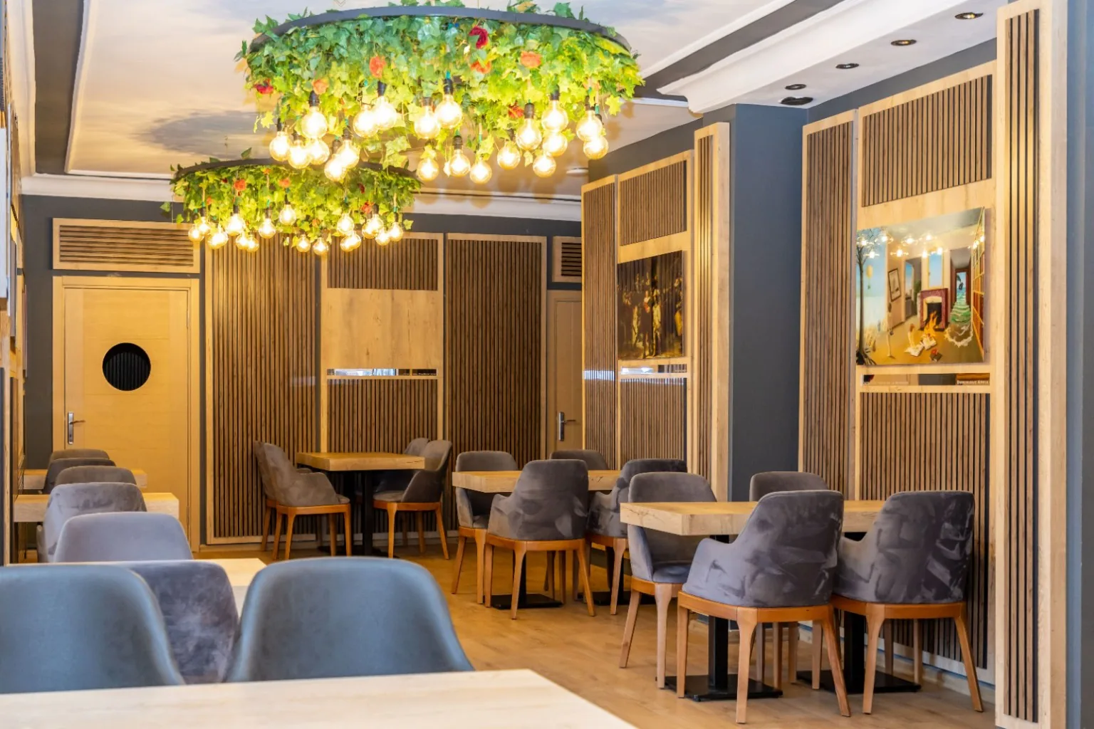 Holly Sahne Cafe sıcak ışıklı salon